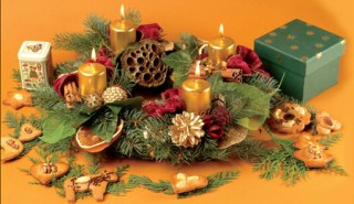 Adventi koszorú, arany gyertyával