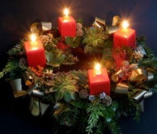 Adventi koszorú, piros gyertya