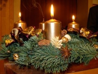 Arany gyertyás adventi koszorú