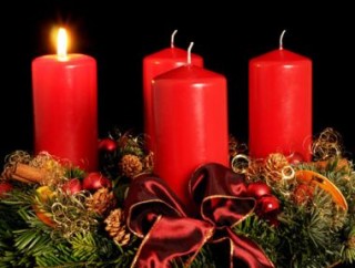 Adventi koszorú, piros gyertya