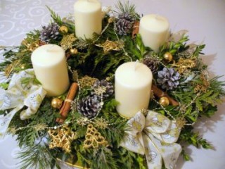 Adventi koszorú, fehér gyertyával