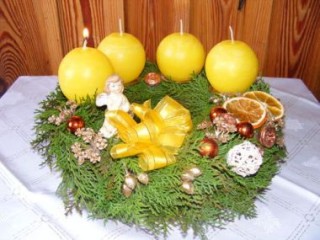 Adventi koszorú, sárga gyertya